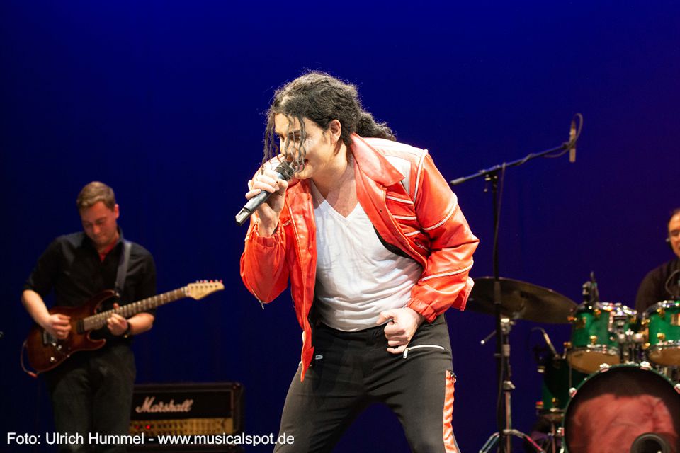 Für den nächsten Jackson-Song holt sich Sascha Pazdera Verstärkung... konzert kalogeropoulos tarte pazdera selele esslingen 2019 56