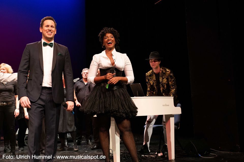 So sehen glückliche Künstler nach einem durchweg gelungenen Konzert aus: Matthias Stockinger, Zodwa Selele und im Hintergrund am Klavier Dr. Konstantionos Kalogeropoulos. konzert kalogeropoulos tarte pazdera selele esslingen 2019 61