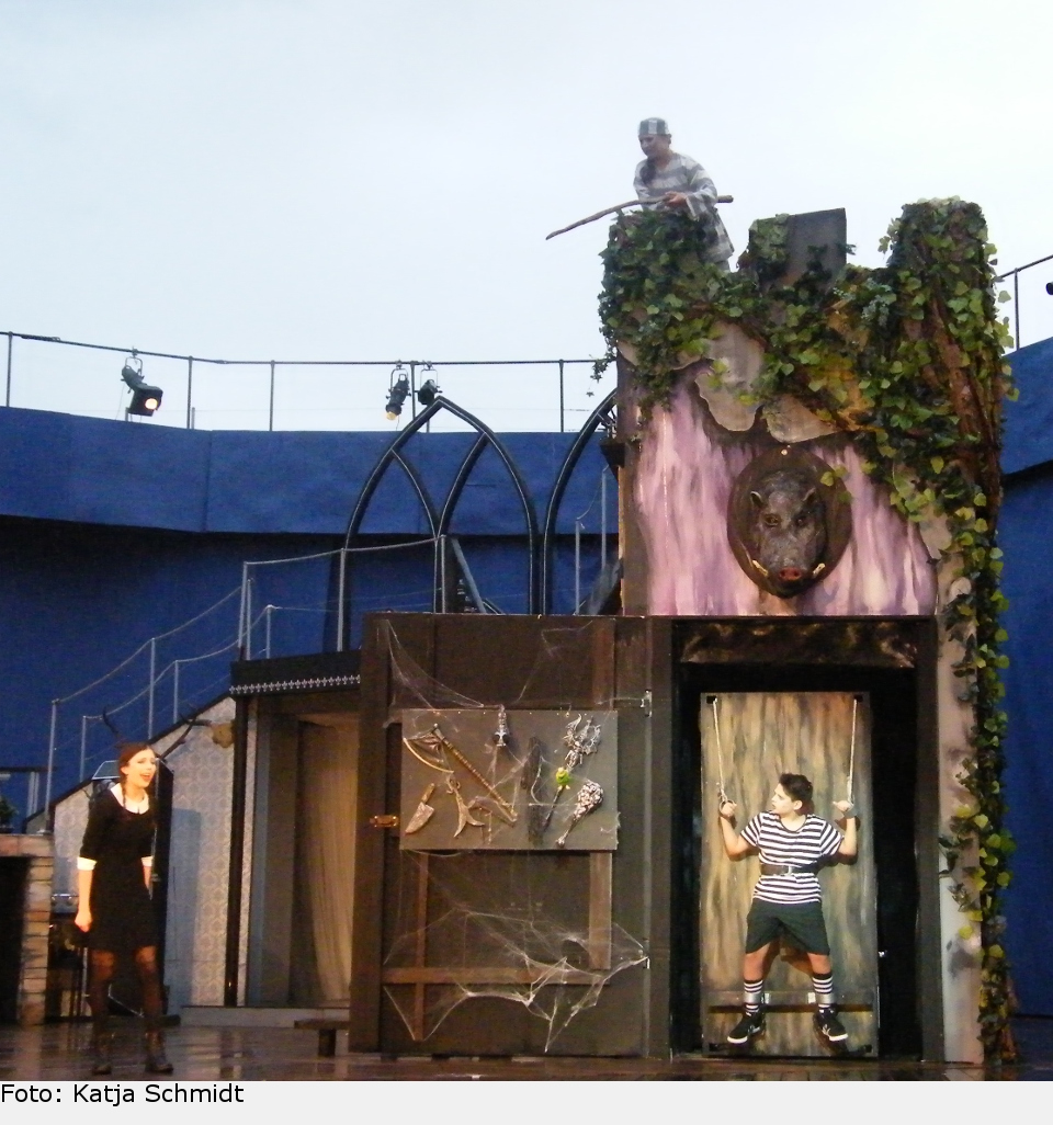 Pugsley liebt es, von seiner Schwester gefoltert zu werden. addams family 03