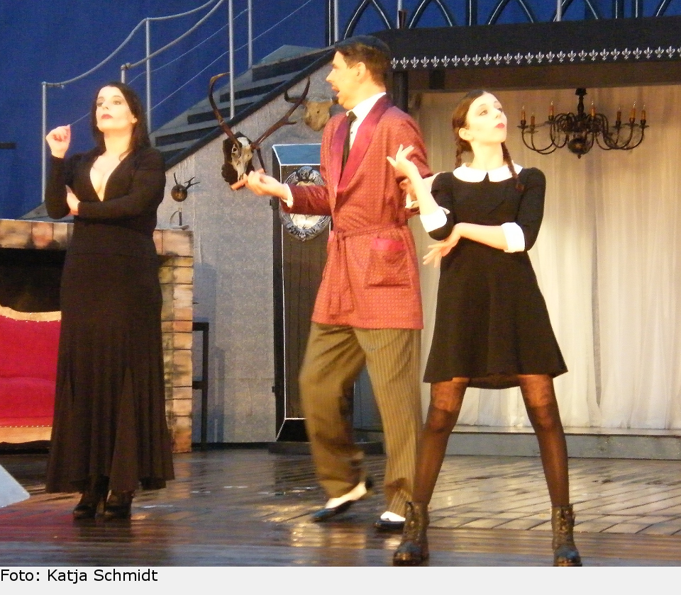 Mutter und Tochter Addams wollen ihren Willen durchsetzen - Gomez kommt jetzt ziemlich in Bedrängnis addams family 04