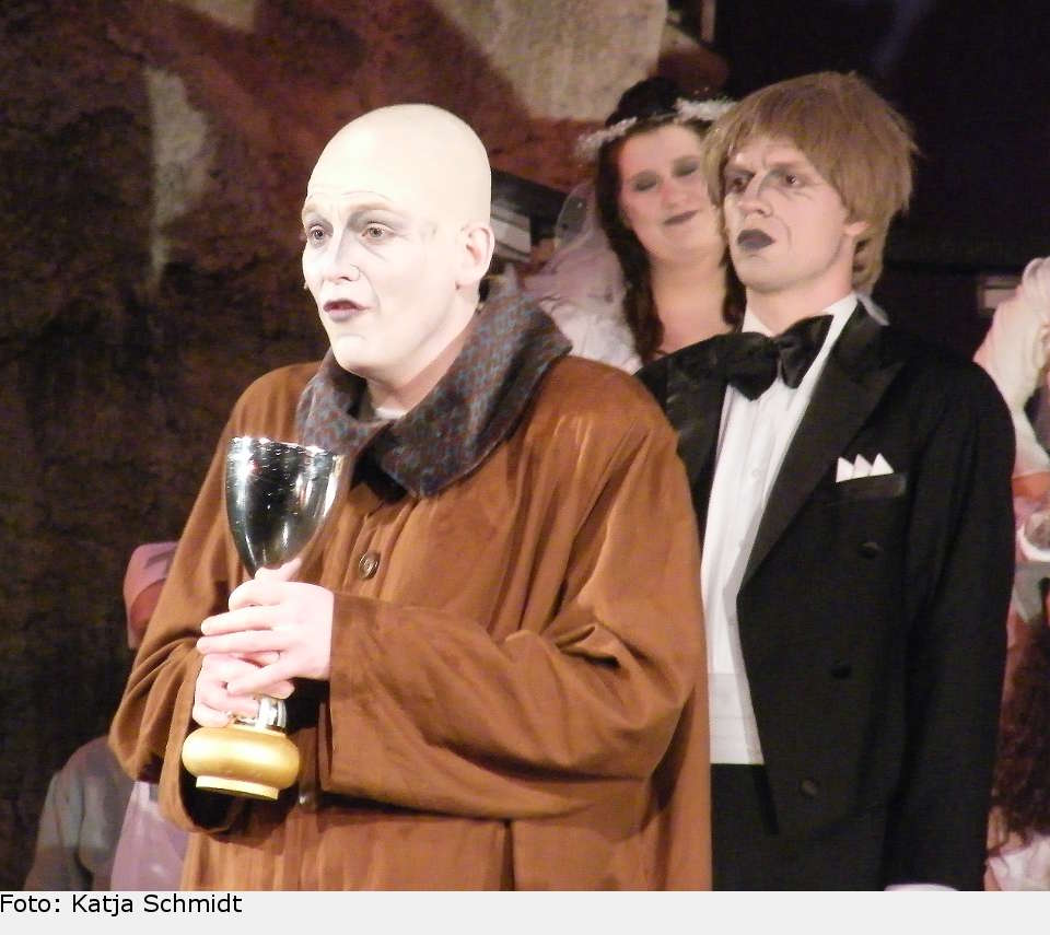 Onkel Fester spielt mit und nimmt einen Schluck Acrimonium. addams family 10