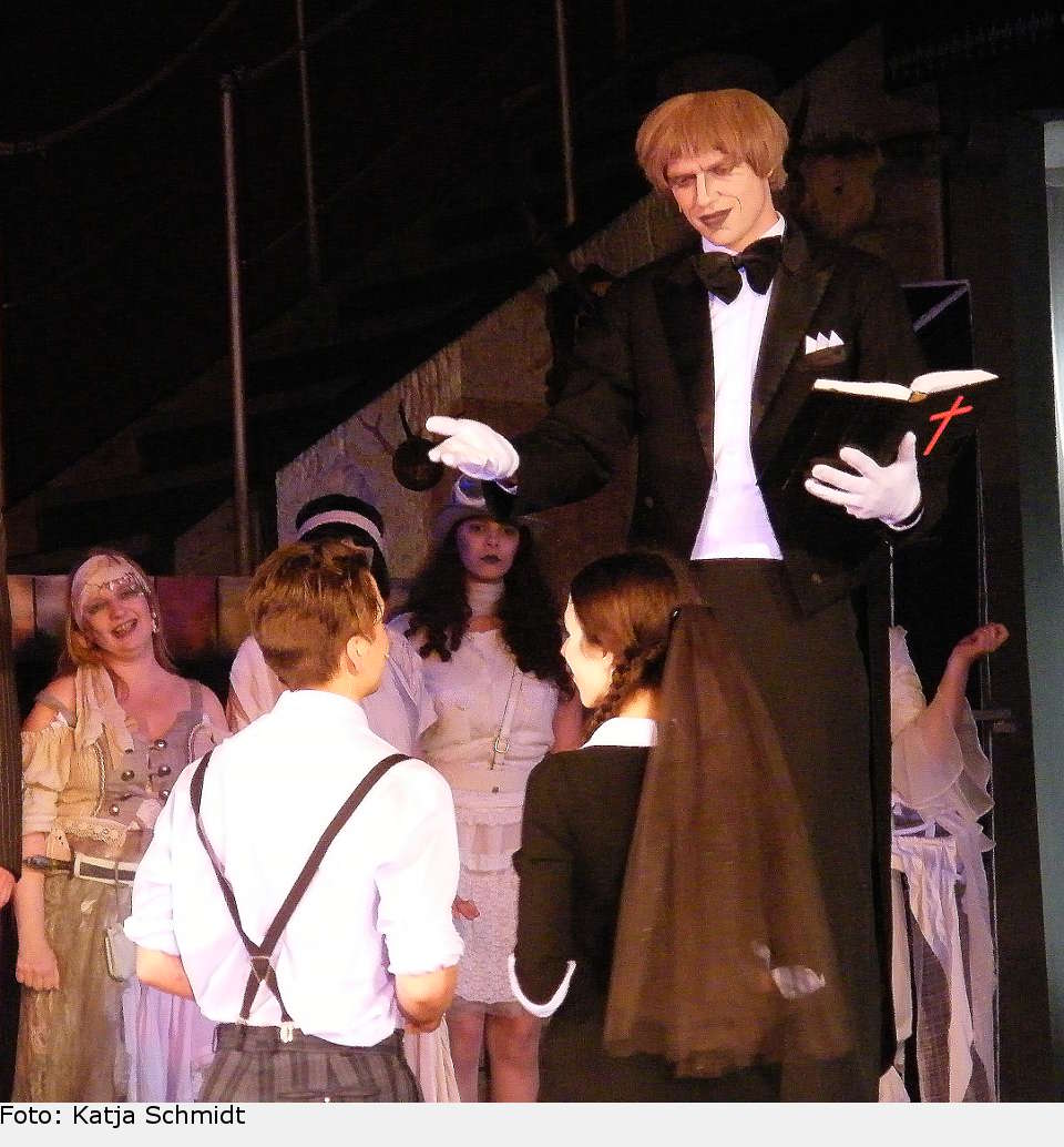 ...und Wednesday kann endlich ihren Lucas heiraten. addams family 12