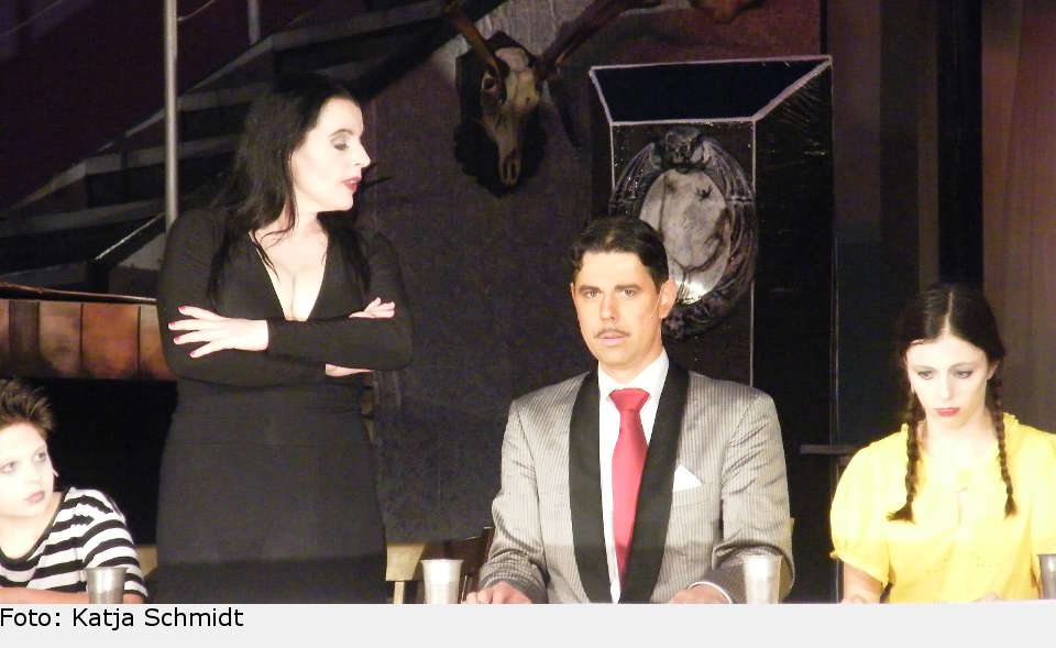 "Sag die Wahrheit" - Morticia besteht auf ihrem Lieblingsspiel. addams family 16