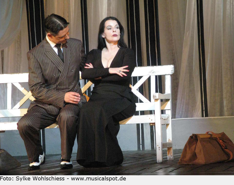 Gomez zieht alle Register. addams family 19