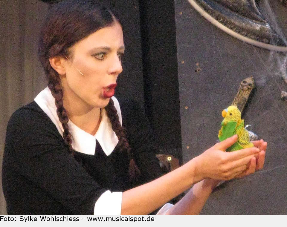 Seit Wednesday verliebt ist, mag sie plötzlich die seltsamsten Dinge... addams family 20