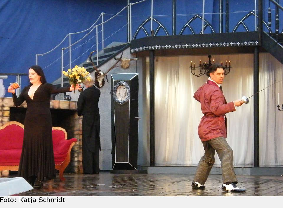 Morticia liebt Rosen nur ohne Blütenköpfe. Wie gut, dass Gomez so gerne mit dem Säbel rasselt. addams family 24