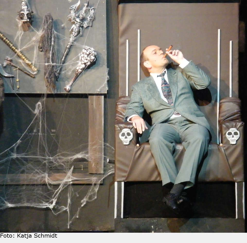 Mal fühlt sich ganz wohl auf Gomez' antikem Stuhl - noch kennt er ja den eigentlichen Zweck des hübschen Möbelstücks nicht. addams family 28