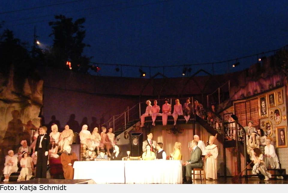 Auch die Ahnen verfolgen das Spektakel. addams family 29