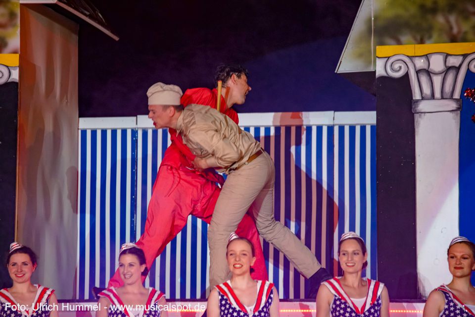 Ein verbissener Kampf entbrennt. Es sieht gar nicht gut aus für Edward. big fish musical leinfelden 146