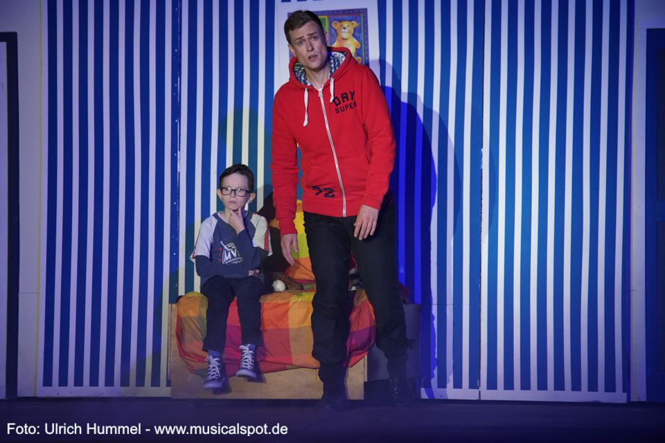 Und wie es so Edwards Art ist, verpackt er die Antwort in fantasievolle und zugleich tiefgründige Worte und versucht, Will die inneren Bedürfnisse zu erklären, die ihn antreiben. Aber Will ist noch zu jung, um zu verstehen. big fish musical leinfelden 156