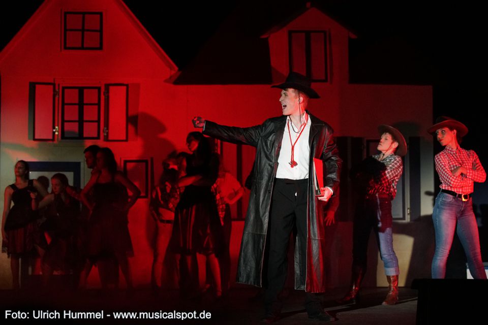 Da erscheint auch Will und klagt ihn an. Er hat den Kaufvertrag für das Haus in Ashton unter dem Arm, für ihn der Beweis für Edwards Untreue. big fish musical leinfelden 166