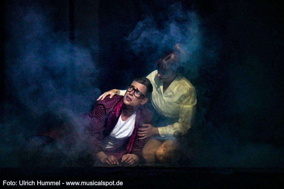 Ein Gewitter tobt ums Haus der Blooms. Edward, der sich langsam beruhigt hat, ist froh, dass die Dachschindeln halten und Sandra auch ohne ihn ein sicheres Heim haben wird. big fish musical leinfelden 177