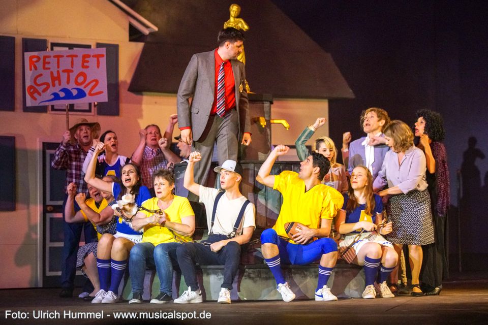 Die Bürger von Ashton protestieren gegen den geplanten Staudamm. Sie weigern sich, ihre Stadt zu verlassen. Das große Wort führt wieder einmal Don Price (Thomas Thibaut), der inzwischen Bürgermeister ist. Der gibt sich selbstsicher und meint, dass niemand die komplette Einwohnerschaft einfach ertrinken lassen wird. big fish musical leinfelden 183