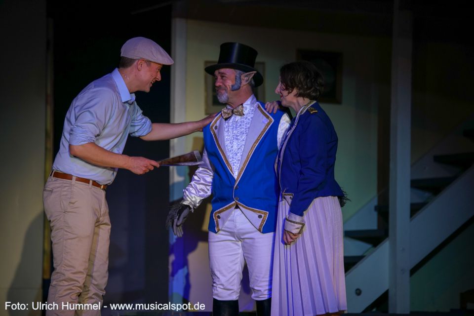 Zirkusdirektor Amos Calloway (Marcus Field) hat es durch Edwards verständnisvolle Reaktion auf seine wahre Identität endlich geschafft, zu seinem Werwolf-Dasein zu stehen und so eine Frau gefunden. Zutiefst dankbar übergibt er Edward die Besitzurkunde für ein Stück Land. big fish musical leinfelden 187