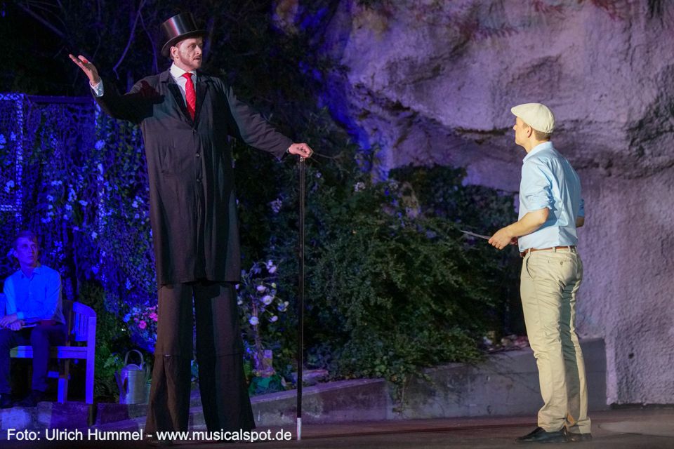 Auch Riese Karl (Martin Buchau) hat es durch Edwards Hilfe aus seiner einsamen Höhle bis an die Spitze des Showbizz geschafft und ist reich geworden. big fish musical leinfelden 188