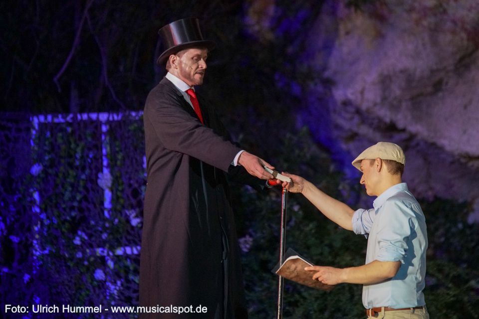 Er gibt Edward das Geld für den Wiederaufbau der Stadt. big fish musical leinfelden 189