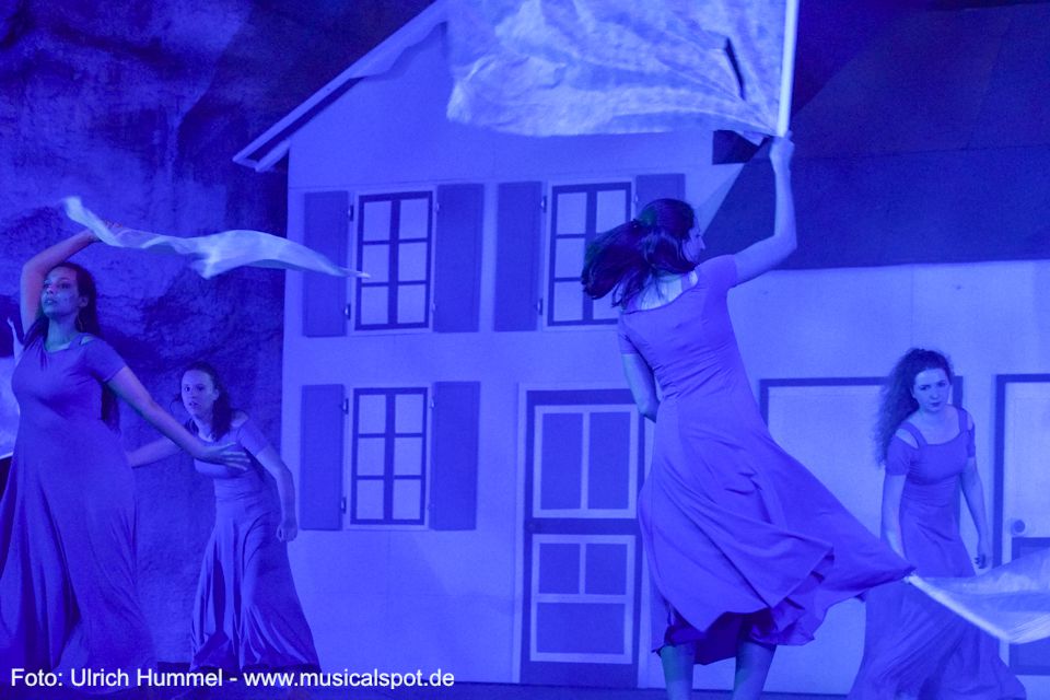 … das Wasser hat die Stadt schon erreicht. big fish musical leinfelden 200