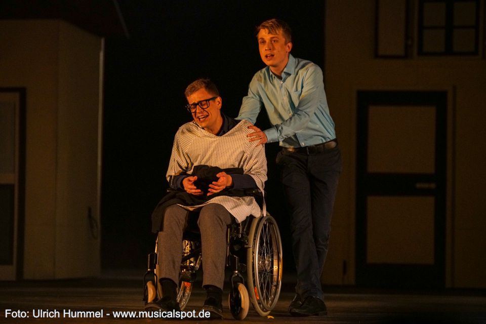 Schon bald kommen sie am Ufer an. big fish musical leinfelden 212