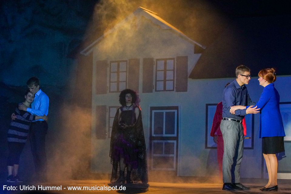 „Ich sah‘ es schon einmal, da war ich nur ein Kind.“ Edward erinnert sich an die Vorhersage der Hexe. Er hat keine Angst, denn er kennt das Ende der Geschichte. Bleibt nur noch, tröstende Worte für Sandra und Will zu finden: big fish musical leinfelden 219