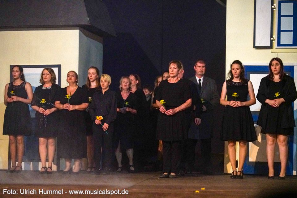 Der Tag der Beerdigung ist da. Man nimmt Abschied. big fish musical leinfelden 224