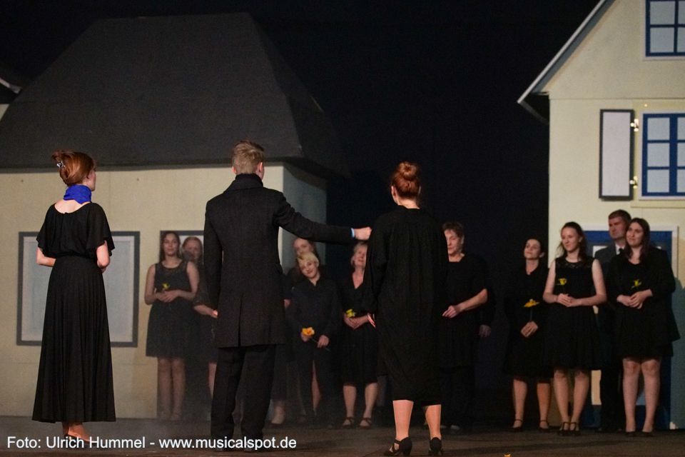 Und Will, der so viele Jahre vergeblich versuchte, hinter den Geschichten seines Vaters die Wahrheit zu finden, lässt diese vor der versammelten Trauergemeinde noch einmal aufleben. big fish musical leinfelden 226