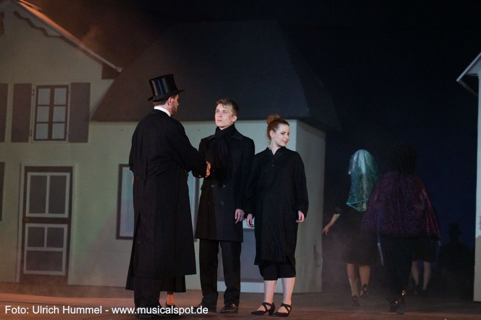 Ein Will unbekannter, groß gewachsener Herr kondoliert ebenfalls. Will stellt sich vor: „Wir kennen uns noch nicht. Ich bin Will.“ big fish musical leinfelden 229