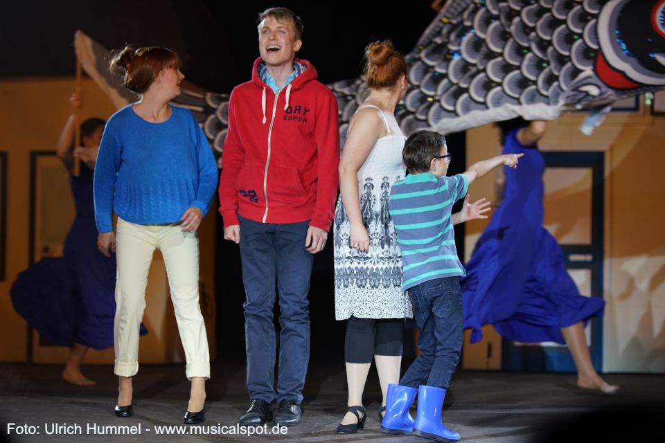 „Und mit Glück trägt die Geschichte dich auf ihren Flügeln fort, sie wohnt tief in deinem Herzen und beschützt dich immerfort… Sei der Held, dann wird die Welt die deine sein.“ big fish musical leinfelden 234