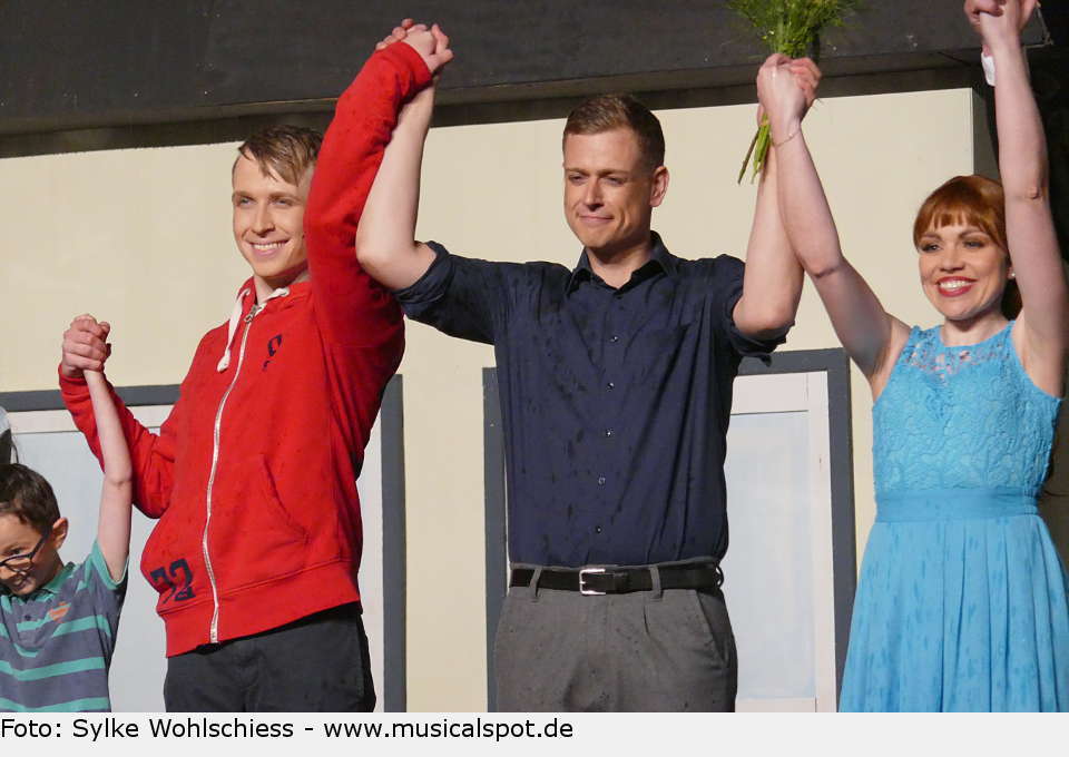 Freude auf und vor der Bühne - verdiente Standing Ovations für eine wunderbare Premiere. big fish leinfelden premiere 03