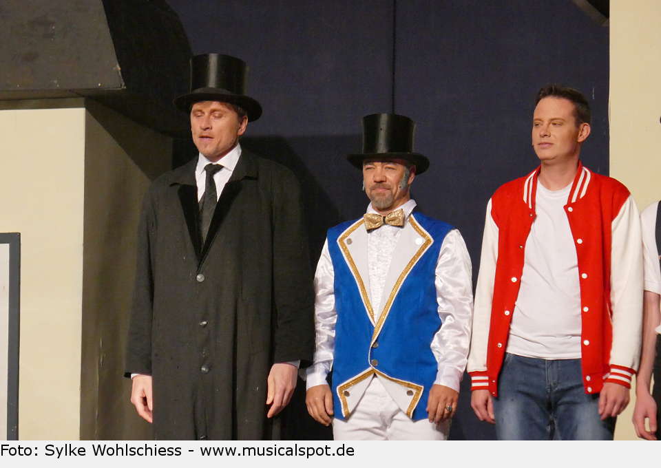 Von links nach rechts: Martin Buchau (Karl, der Riese), Markus Field (Amos Calloway) und Sascha Zulott (Don Price). big fish leinfelden premiere 04