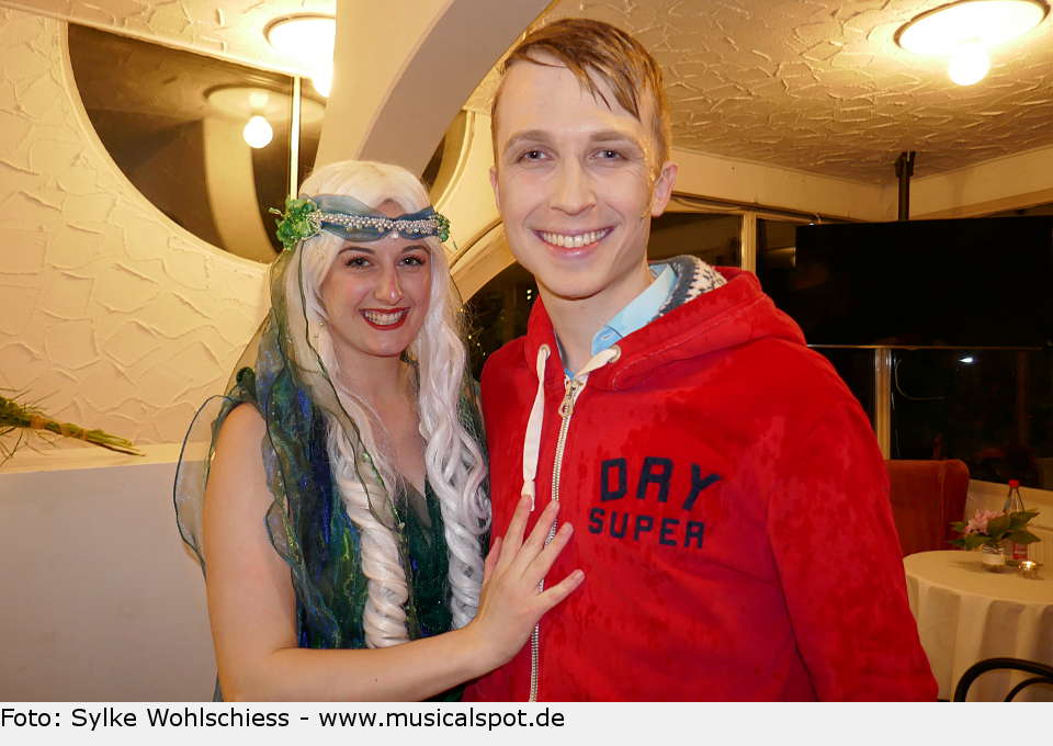 Gute Laune bei der Premierenfeier: Natalie Schleicher (Nixe) und Colin Weitmann (Will Bloom). big fish leinfelden premiere 05