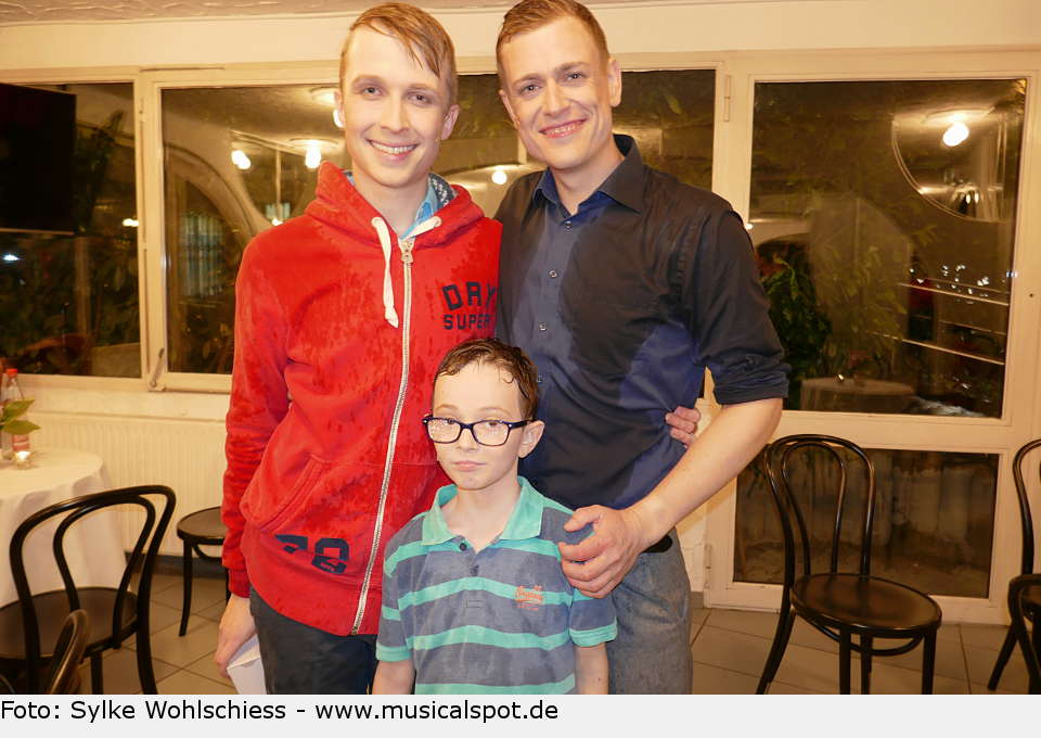 Drei Generationen der Blooms: Colin Weitmann (Will Bloom, Edwards Sohn), Matthias Tränkle (Edward Bloom) und Till Altmann (Will als Kind und in der letzten Szene Wills Sohn). big fish leinfelden premiere 06