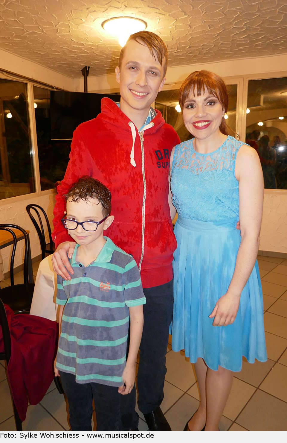 Noch ein Familienfoto, jetzt mit Dame: Miriam Hernandez (Sandra Bloom, Edwards Frau). big fish leinfelden premiere 07