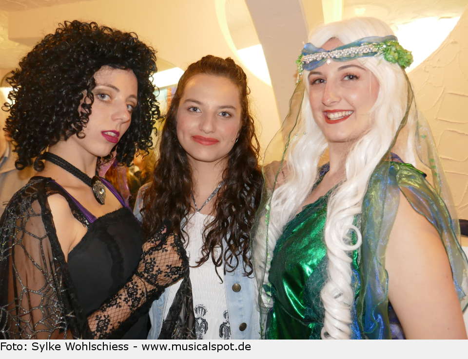 Damen-Trio: Leni Karrer (Hexe), Irem Baskale (Josephine Bloom, Wills Frau) und Natalie Schleicher (Nixe). big fish leinfelden premiere 08