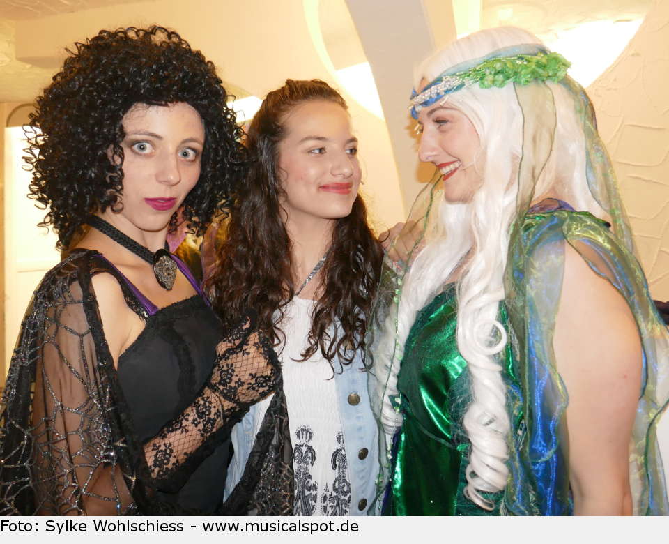 Nun reicht's aber, sonst muss ich wohl doch noch jemanden verhexen. Wir lassen also Hexe, Josephine, Nixe und die anderen in Ruhe feiern und den Erfolg genießen. big fish leinfelden premiere 10