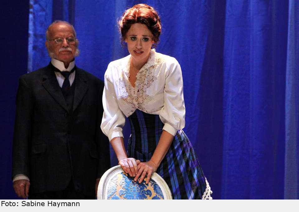 Mina weiß, dass ihr nicht mehr viel Zeit bleibt - auch Dr. Seward (Klaus Geber) schwört, nicht zuzulassen, dass aus ihr eine Untote wird. dracula06