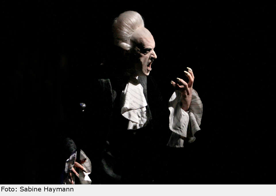 Der alte Graf braucht Blut... dracula07