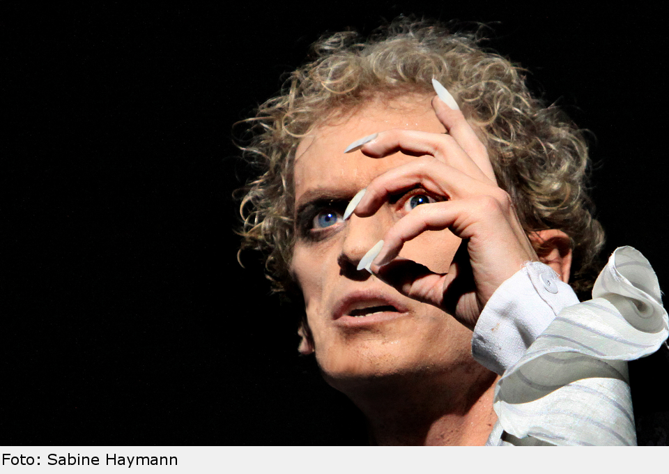 ... das ihn auf wundersame Weise verjüngt. dracula17