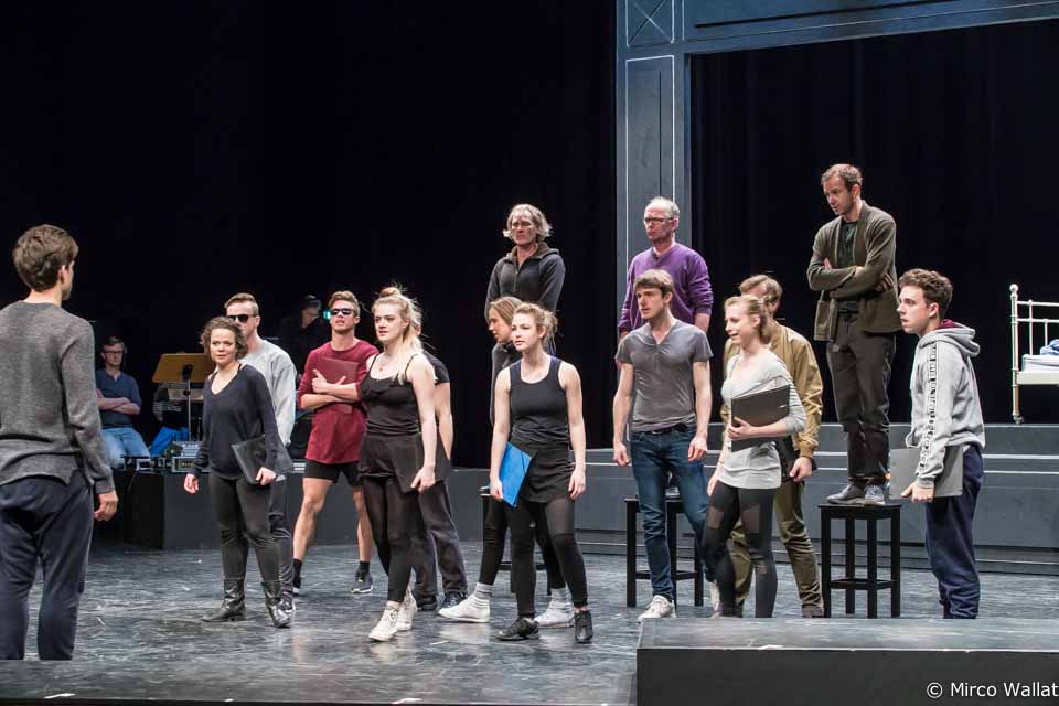 Die beruflichen Anfänge des jungen Mannes, der später zum erfolgreichsten Dichter der Deutschen avanciert, sind nicht gerade einfach. Dem Wunsch seines Vaters folgend studiert er Jura. 15Musical Goethe Auf Liebe und Tod Folkwang Uni