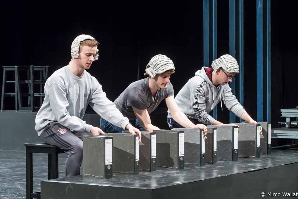 Die gestrenge Prüfungskommission ist der Ansicht: "Ordnung muss sein". Martin Lingnau komponierte mitreißende Rocknummern für das neue Goethe-Musical. 30Musical Goethe Auf Liebe und Tod Folkwang Uni