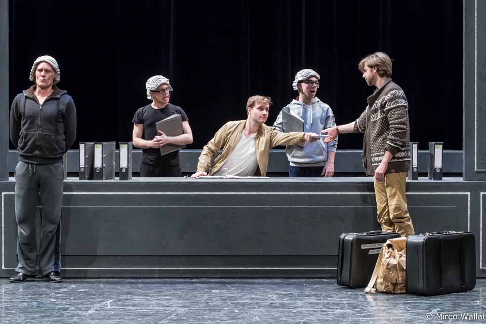 Goethe überreicht Gerichtsrat Johann Georg Christian Kestner sein schlechtes Zeugnis. Zu sehen sind von links nach rechts Daniel Berger (Jurist), Tomas Stitilis (Schleyn), Marvin Schütt (Kestner), Pascal Cremer (Borgmann) und Merlin Fargel (Goethe). 36Musical Goethe Auf Liebe und Tod Folkwang Uni