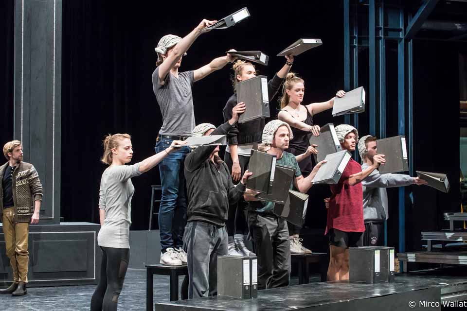 Zum Team um Regisseur Gil Mehmert gehören Regieassistentin Christine Kempen und Choreograph Simon Eichenberger. Für die Ausstattung sorgen Eva-Maria van Acker und Maria Wolgast. 41Musical Goethe Auf Liebe und Tod Folkwang Uni