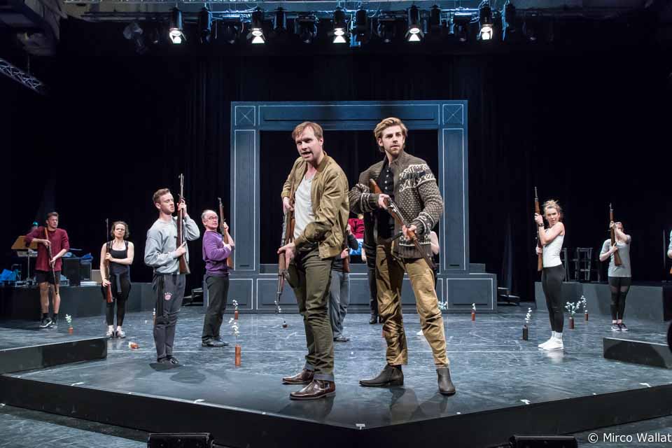 Kestner will Lotte einen Heiratsantrag machen, Goethe soll ihm helfen, diesen in Worte zu fassen. 77Musical Goethe Auf Liebe und Tod Folkwang Uni