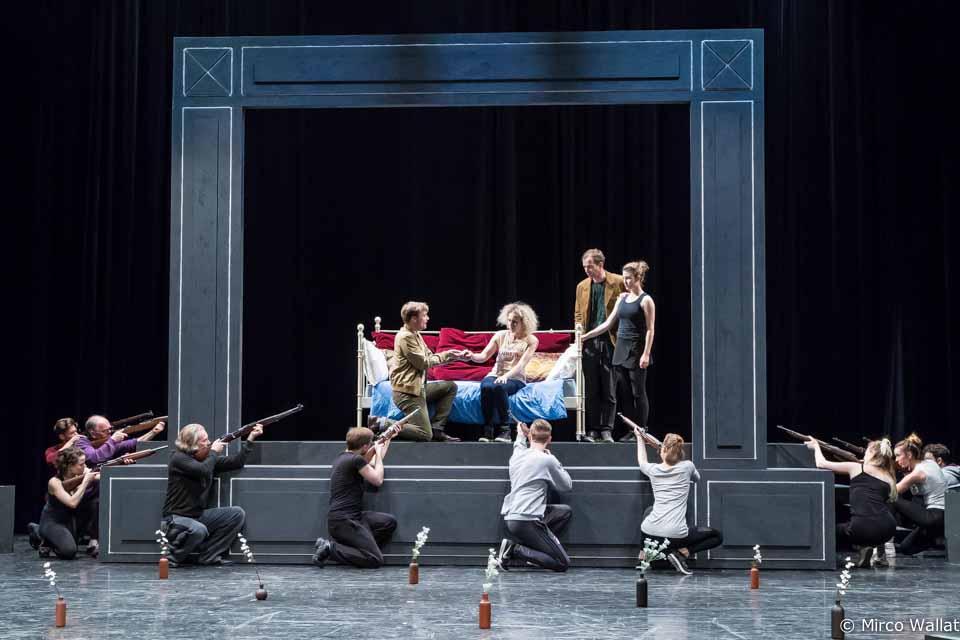 Faust wünscht sich zu Beginn des Werkes „dass ich erkenne, was die Welt im Innersten zusammenhält"… 83Musical Goethe Auf Liebe und Tod Folkwang Uni