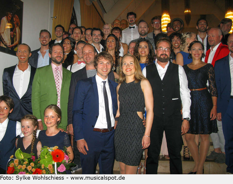 Die gesamte Cast und alle übrigen Beteiligten freuen sich auf eine wunderbare Spielzeit in Fulda. "Medicus"-Vorstellungen laufen bis 27. August 2017. medicus premierenfeier cast 02