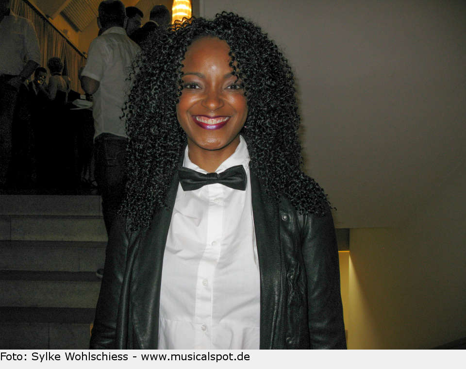 Auch Musicaldarstellerin Zodwa Selele hat sich auf den Weg nach Isfahan gemacht und sich angesehen, wie Rob & Co. um den Fortschritt in der Medizin kämpfen. medicus premierenfeier zodwa selele