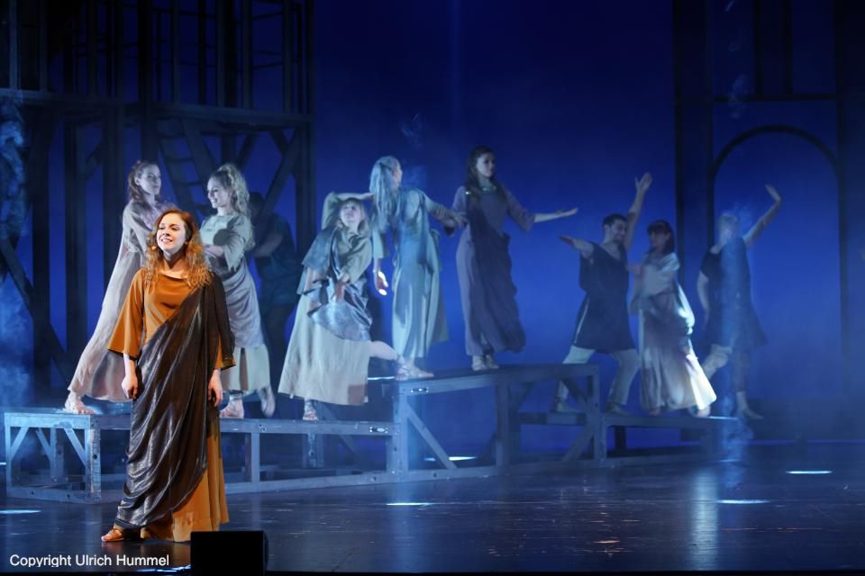 Wieder sind einige Jahre ins Land gezogen. Unerkannt lebt Johanna als Bruder Johannes Anglicus in Rom. Die Römer (links: Kristin Backes) feiern gerne und viel. paepstin musical stuttgart 092