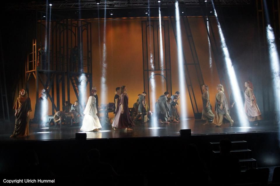 Aber in der Ewigen Stadt steht nicht alles zum Besten: 'Du erntest nur noch Mitleid, Spott und blanken Hohn. Dein großer Traum von Ewigkeit war pure Illusion. Rom, ewiges Rom. Du warst der Nabel dieser Welt. Rom, jetzt sind deine Tage längst gezählt.‘ paepstin musical stuttgart 093