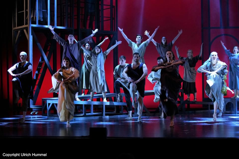 Ausgelassene Feste, Zügellosigkeit und lockere Sitten sind gang und gäbe. paepstin musical stuttgart 094