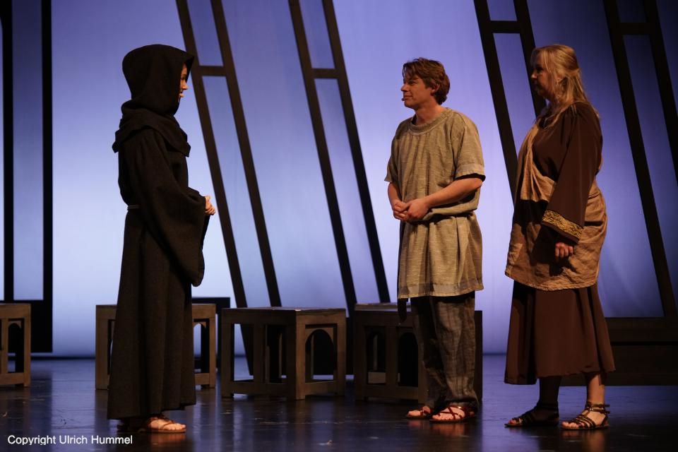 Um ihre Tarnung nicht zu gefährden, pflegt sie kaum Kontakte. Auch die Einladung eines Paares, dessen Tochter sie kuriert hat, lehnt Johanna ab, obwohl ihr dies sichtlich schwer fällt. paepstin musical stuttgart 096