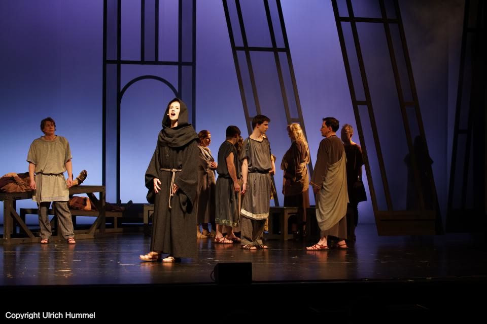 'Ich halte mich versteckt und abgewandt vom Licht, verberg ich meinen Körper, meine Stimme, mein Gesicht. Niemand, niemand da der mich beim Namen nennt, der mein Geheimnis kennt. Ich bin allein, allein auf meinem Weg durchs Niemandsland, für alle Zeit, hab ich mich selbst von dieser Welt verbannt, gekleidet in ein einsames Gewand.' paepstin musical stuttgart 097